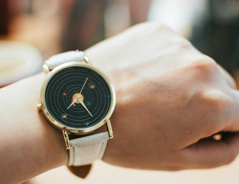 La beauté et la complexité des montres dont le mouvement est visible à travers le cadran
