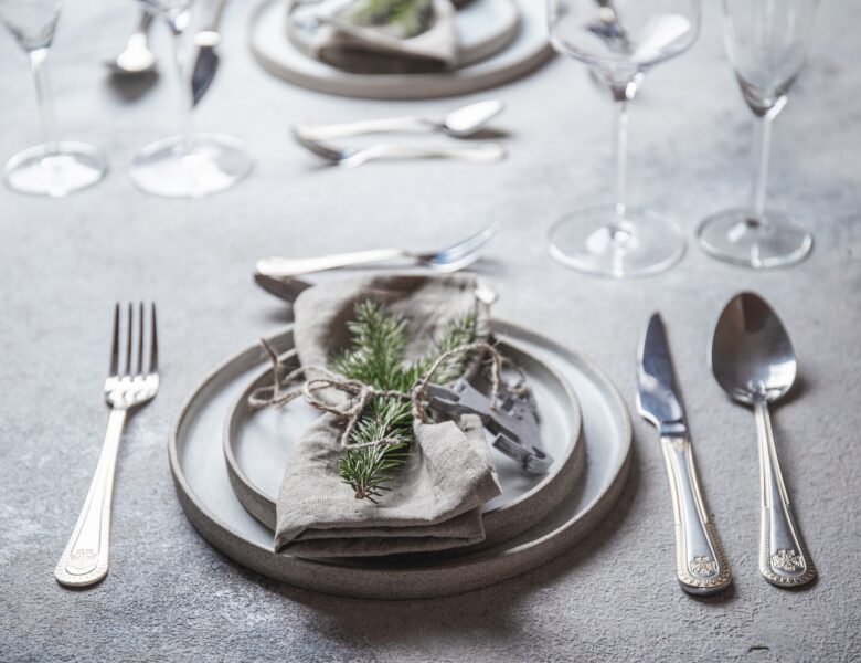 Comment perfectionner la disposition des couverts en fin de repas pour impressionner vos convives