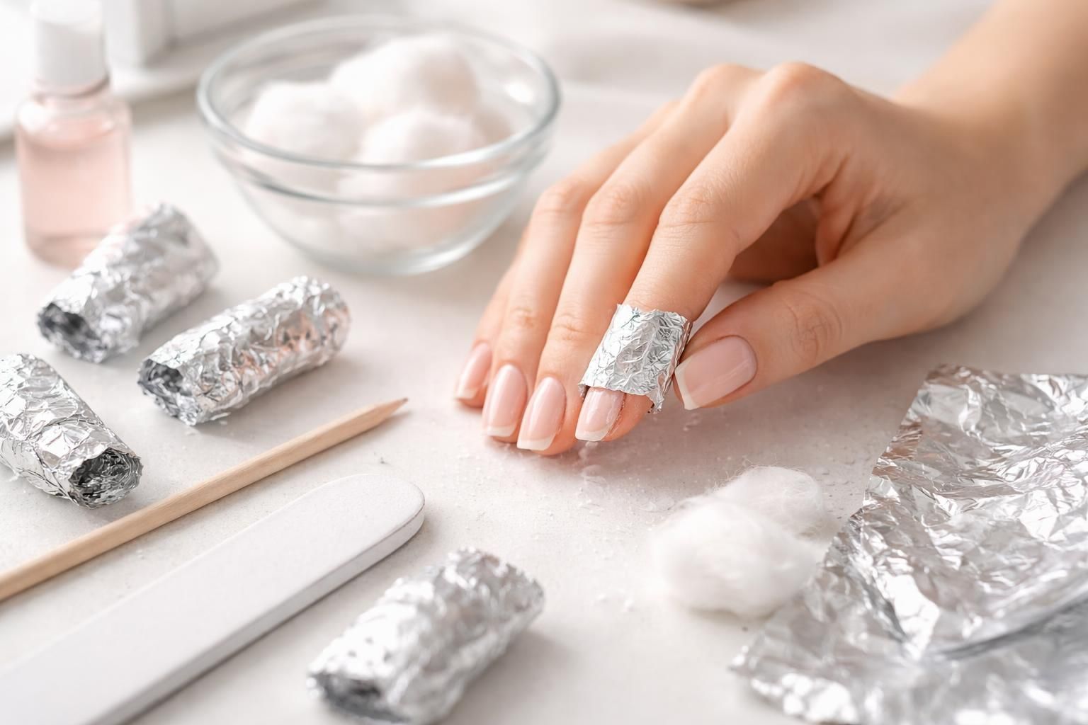 découvrez des méthodes efficaces et douces pour enlever les ongles en gel sans abîmer vos ongles naturels, et gardez des mains belles et en bonne santé.