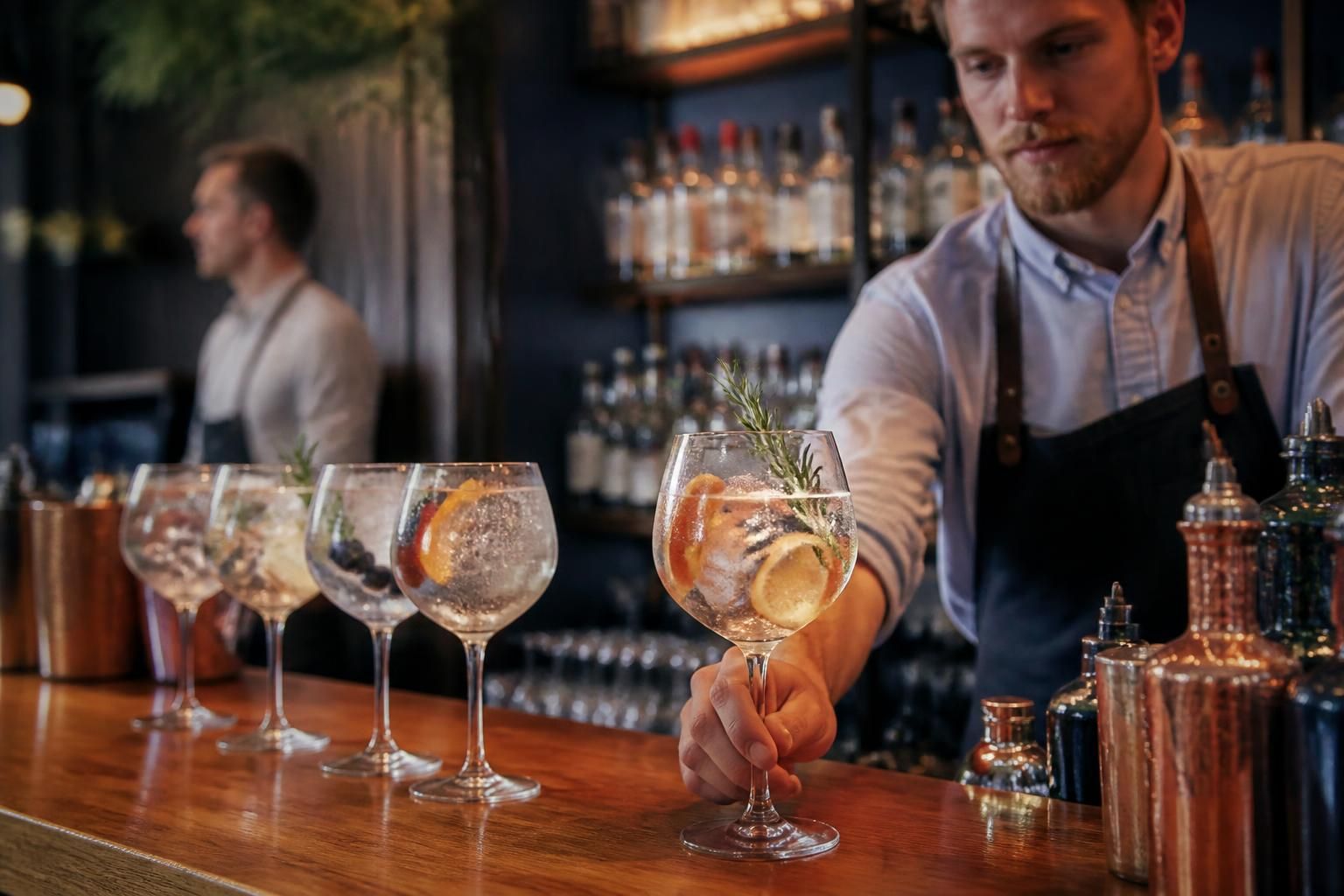 découvrez notre sélection exclusive de cocktails signature préparés dans un bar à gin tonic, alliant saveurs uniques et expérience conviviale.